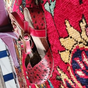 L'Artiste Spring Step Size 40 Red Leather Flat Sandal Floral Cutout